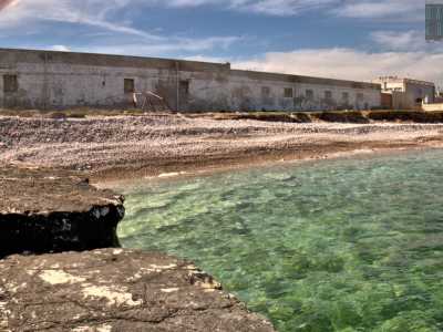 Accanto al teatro, affacciato sul un mare cristallino, sorge l�ennesimo edificio abbandonato, un altro centro di lavorazione dei marmi: la Illuzzi